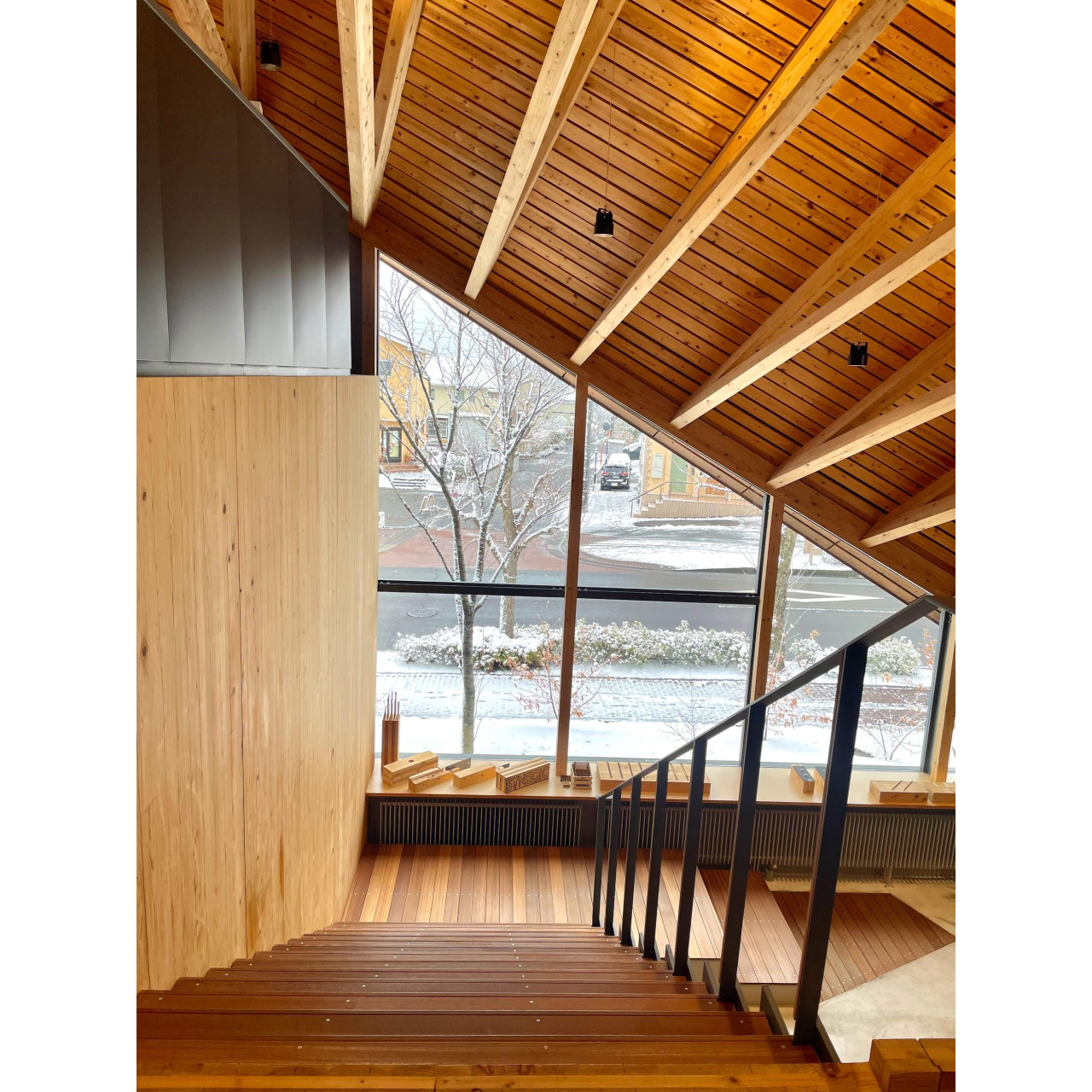 富谷の風景に映える木造建築：シネジックの社屋見学｜ネジハウス